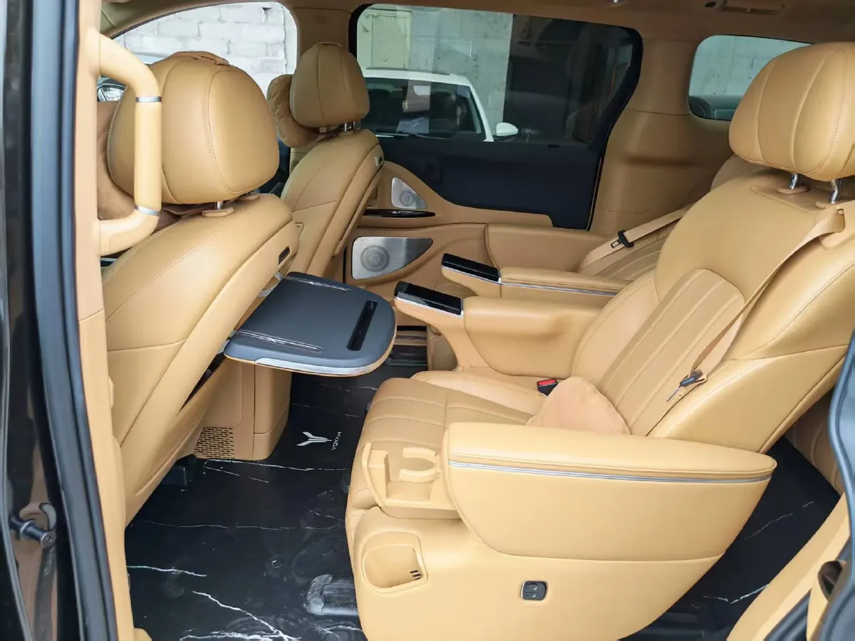 2025 Voyah Dream 1.5T 150HP L4 PHEV 41.7KWH,autocango,china used car exporter,china ev exporter,chinese used car exporter,chinese used ev exporter