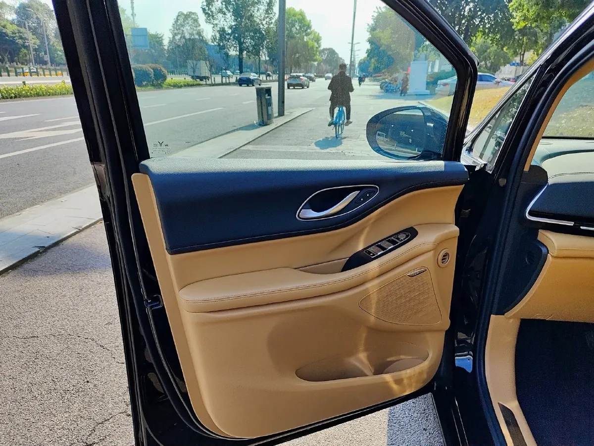 2025 Voyah Dream 1.5T 150HP L4 PHEV 41.7KWH,autocango,china used car exporter,china ev exporter,chinese used car exporter,chinese used ev exporter