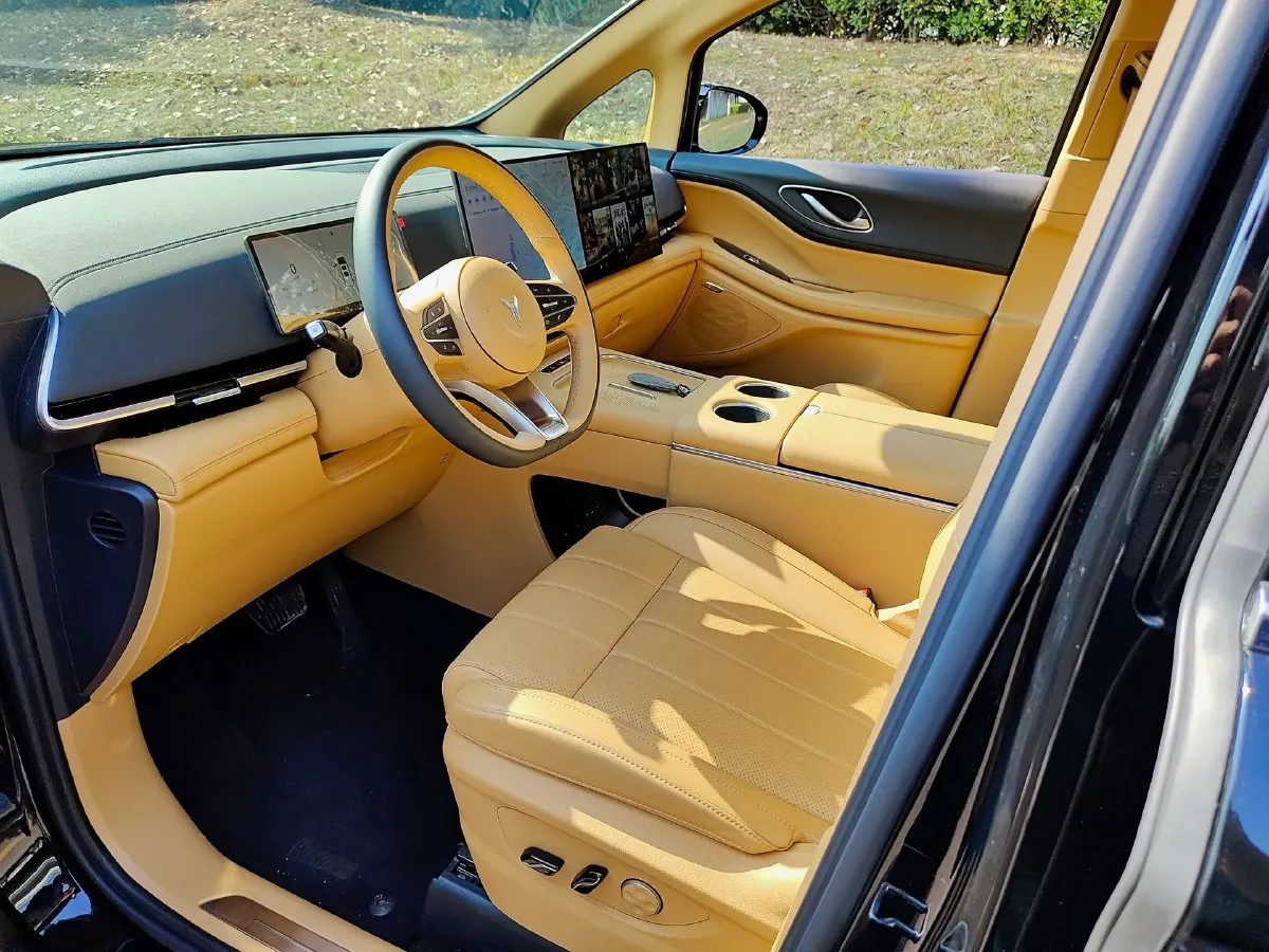 2025 Voyah Dream 1.5T 150HP L4 PHEV 41.7KWH,autocango,china used car exporter,china ev exporter,chinese used car exporter,chinese used ev exporter