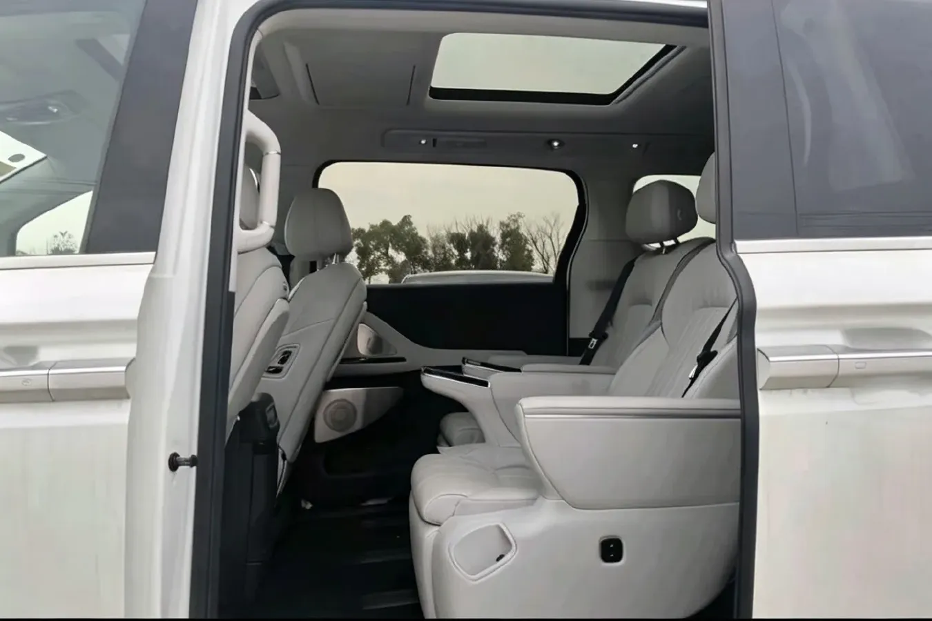 2025 Voyah Dream 1.5T 150HP L4 PHEV 41.7KWH,autocango,china used car exporter,china ev exporter,chinese used car exporter,chinese used ev exporter