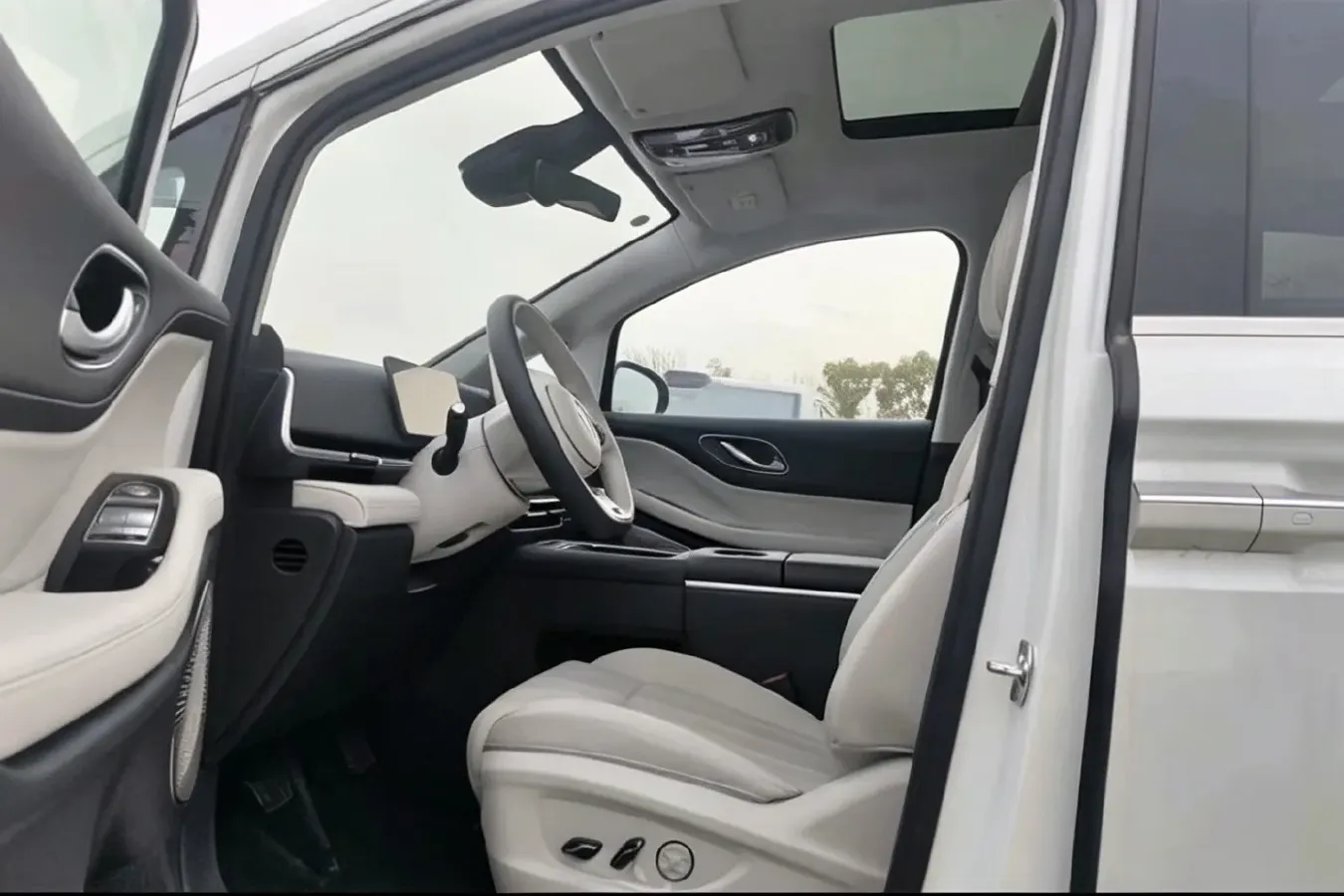 2025 Voyah Dream 1.5T 150HP L4 PHEV 41.7KWH,autocango,china used car exporter,china ev exporter,chinese used car exporter,chinese used ev exporter