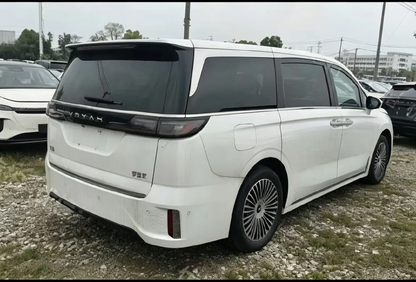 2025 Voyah Dream 1.5T 150HP L4 PHEV 41.7KWH,autocango,china used car exporter,china ev exporter,chinese used car exporter,chinese used ev exporter