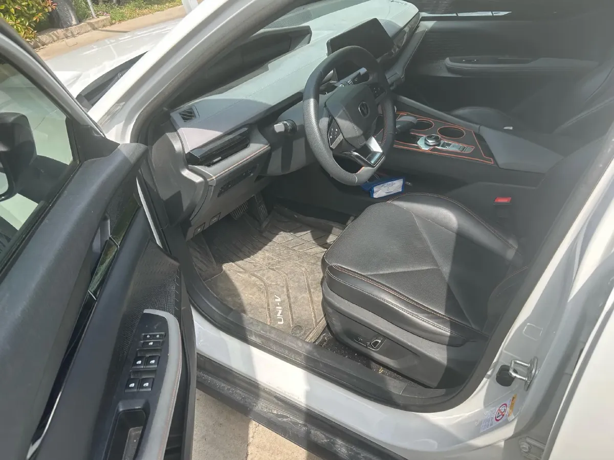 2022 ChangAn UNI-V 1.5T 188HP L4 7DCT,autocango,china used car exporter,china ev exporter,chinese used car exporter,chinese used ev exporter