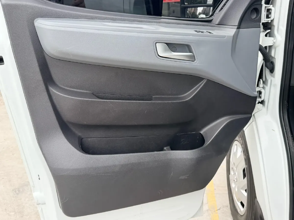 2023 MAXUS XinTu V80 2.0T 127HP L4 6MT,autocango,china used car exporter,china ev exporter,chinese used car exporter,chinese used ev exporter