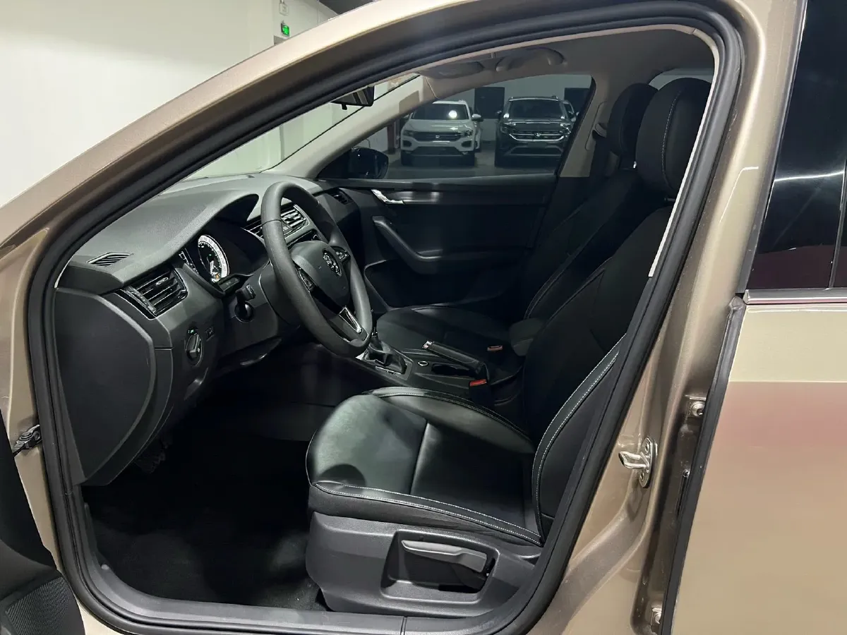 2022 Skoda Octavia 1.5L 113HP L4 6AT,autocango,china used car exporter,china ev exporter,chinese used car exporter,chinese used ev exporter