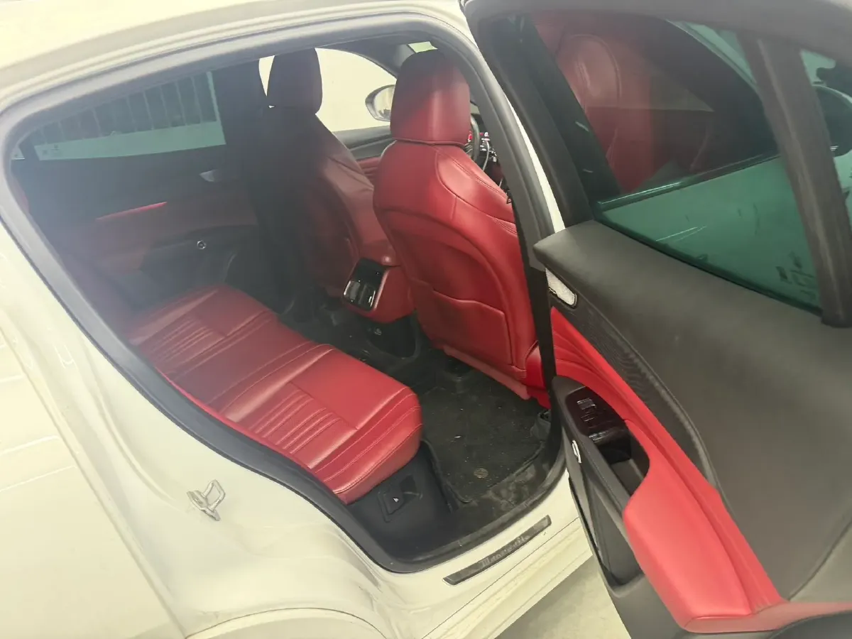 2022 Maserati Levante 2.0T 330HP L4 8AT,autocango,china used car exporter,china ev exporter,chinese used car exporter,chinese used ev exporter