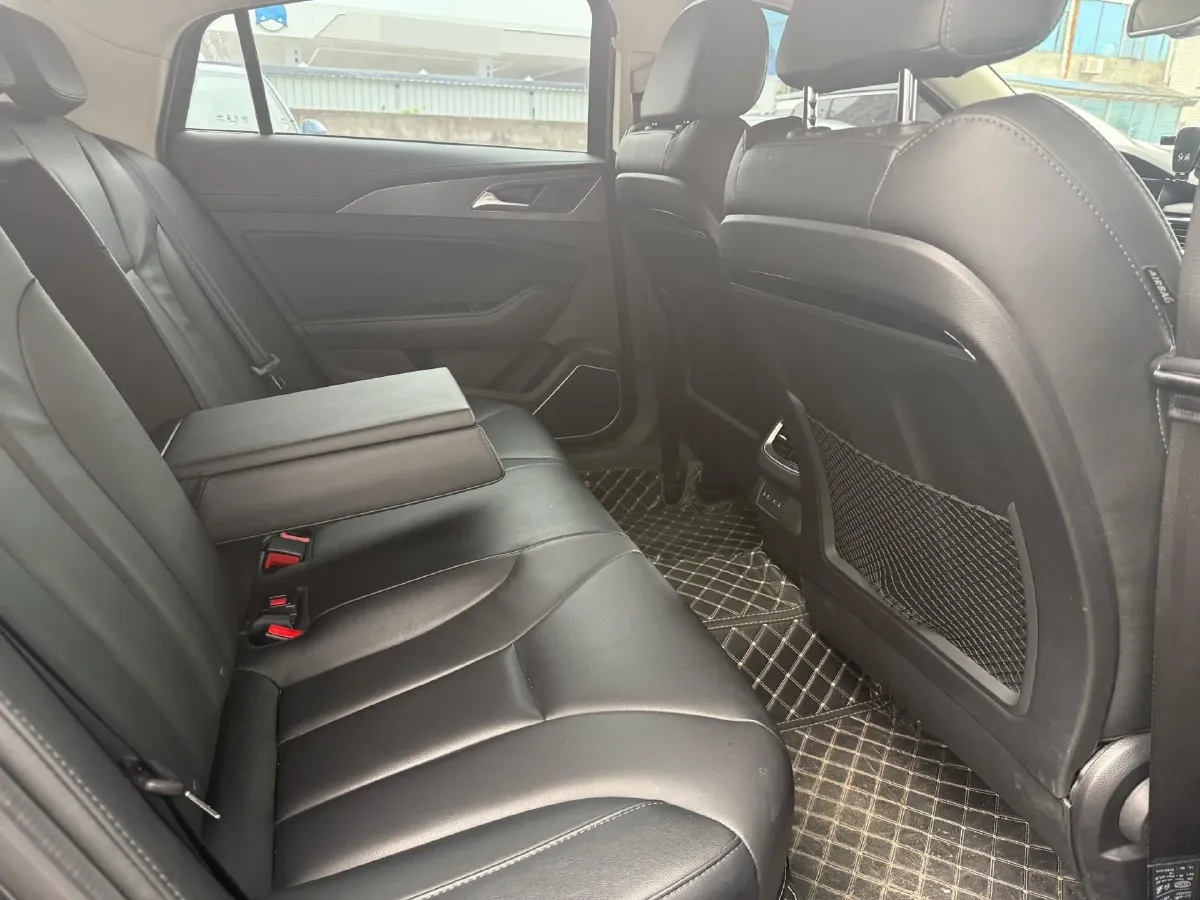 2022 HongQi H5 1.8T 197HP L4 6AT,autocango,china used car exporter,china ev exporter,chinese used car exporter,chinese used ev exporter