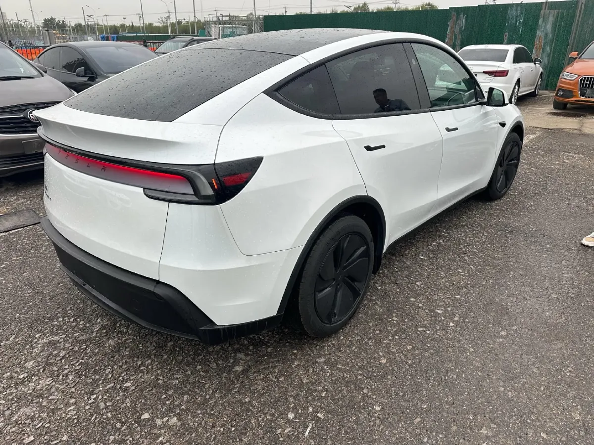 2025 Tesla Model Y BEV 62.5KWH,autocango,china used car exporter,china ev exporter,chinese used car exporter,chinese used ev exporter