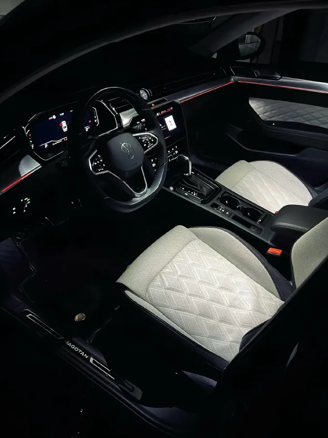 2023 Volkswagen Magotan 2.0T 220HP L4 7DCT,autocango,china used car exporter,china ev exporter,chinese used car exporter,chinese used ev exporter