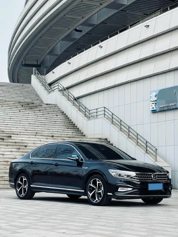 2023 Volkswagen Magotan 2.0T 220HP L4 7DCT,autocango,china used car exporter,china ev exporter,chinese used car exporter,chinese used ev exporter