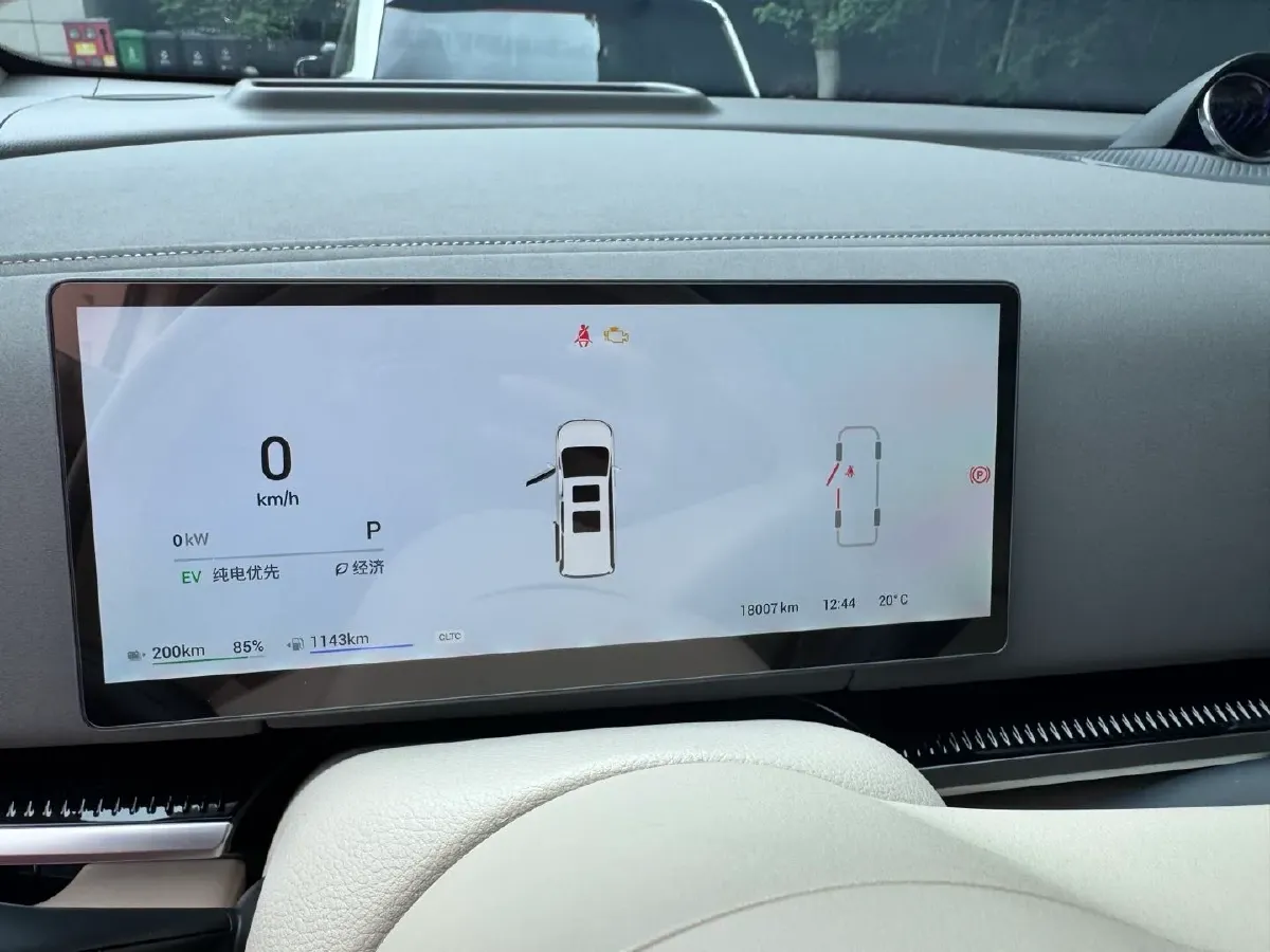 2025 Voyah Dream 1.5T 150HP L4 PHEV 41.7KWH,autocango,china used car exporter,china ev exporter,chinese used car exporter,chinese used ev exporter