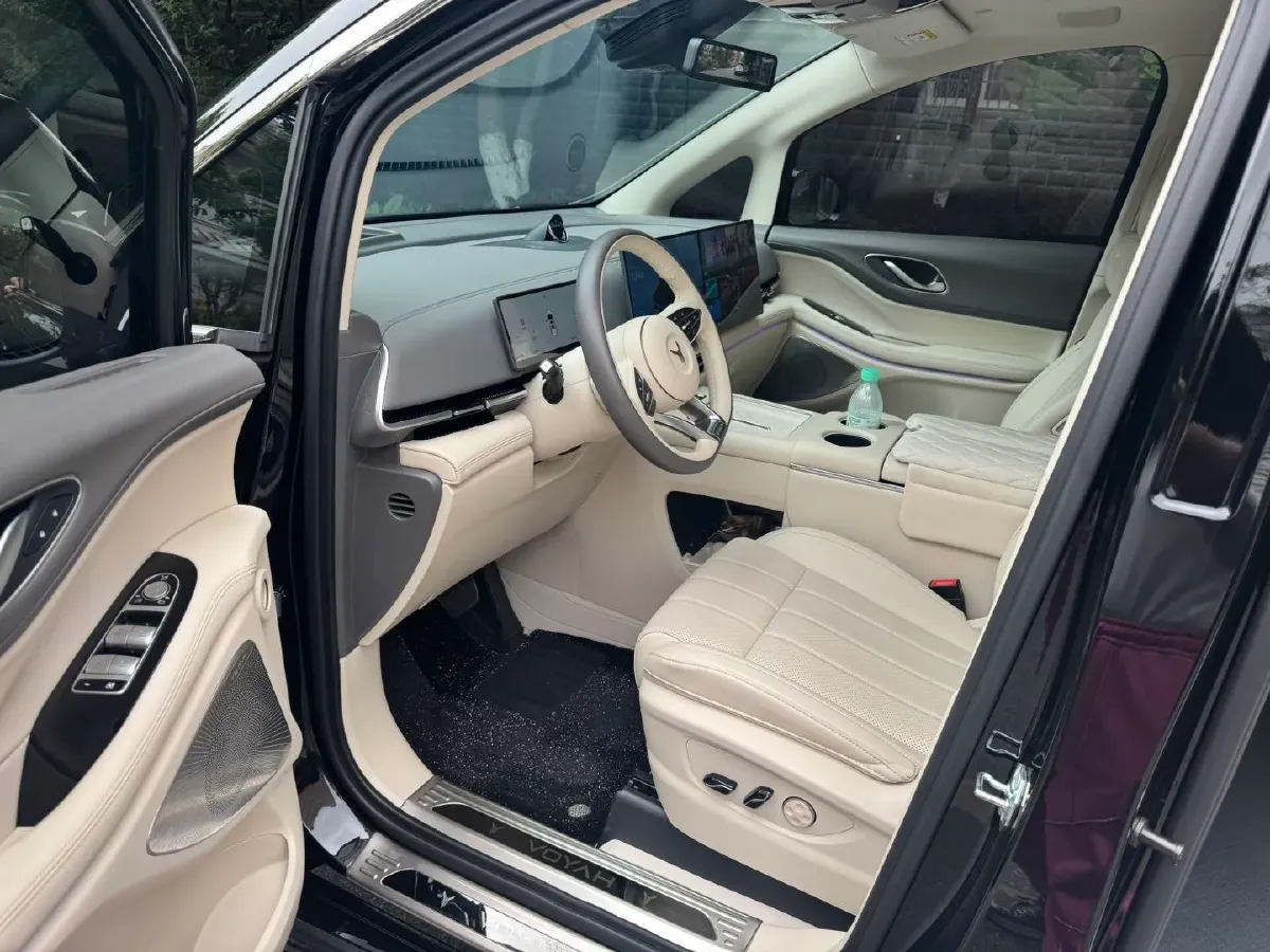 2025 Voyah Dream 1.5T 150HP L4 PHEV 41.7KWH,autocango,china used car exporter,china ev exporter,chinese used car exporter,chinese used ev exporter