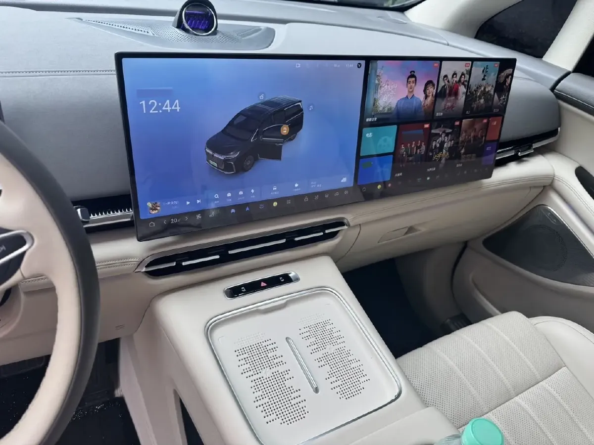 2025 Voyah Dream 1.5T 150HP L4 PHEV 41.7KWH,autocango,china used car exporter,china ev exporter,chinese used car exporter,chinese used ev exporter