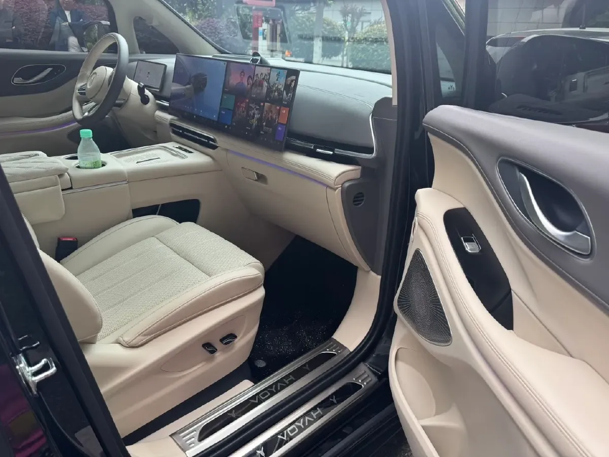 2025 Voyah Dream 1.5T 150HP L4 PHEV 41.7KWH,autocango,china used car exporter,china ev exporter,chinese used car exporter,chinese used ev exporter