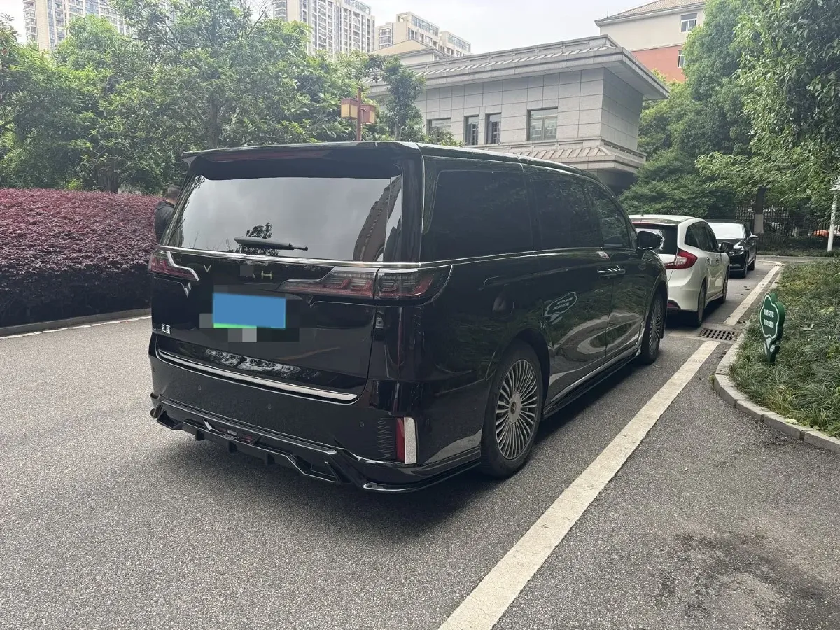 2025 Voyah Dream 1.5T 150HP L4 PHEV 41.7KWH,autocango,china used car exporter,china ev exporter,chinese used car exporter,chinese used ev exporter