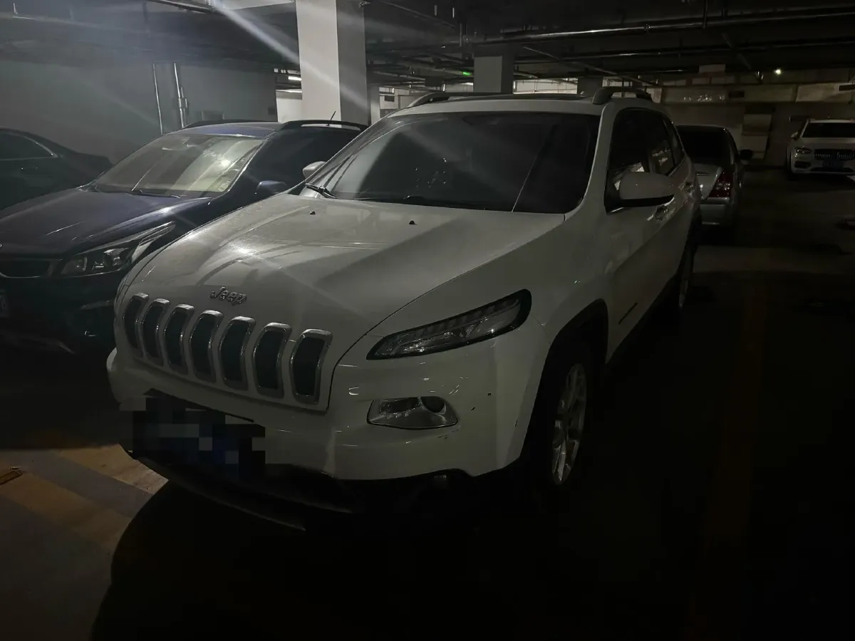 2017 Jeep Cherokee 2.0L 155HP L4 9AT,autocango,china used car exporter,china ev exporter,chinese used car exporter,chinese used ev exporter