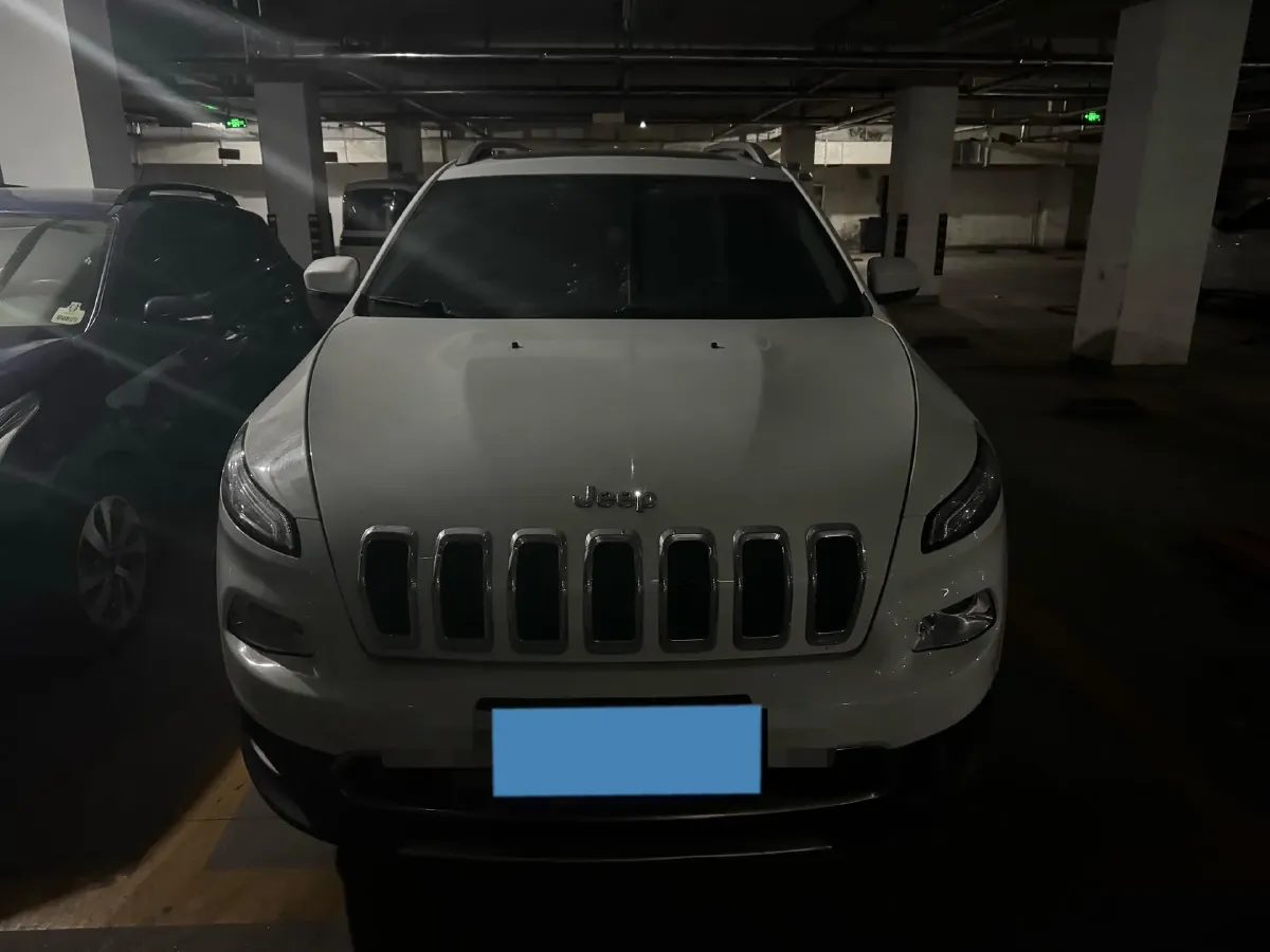 2017 Jeep Cherokee 2.0L 155HP L4 9AT,autocango,china used car exporter,china ev exporter,chinese used car exporter,chinese used ev exporter