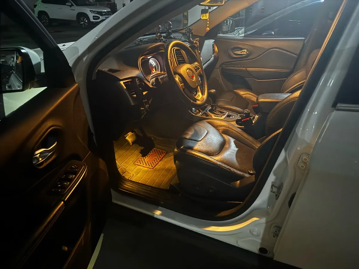 2017 Jeep Cherokee 2.0L 155HP L4 9AT,autocango,china used car exporter,china ev exporter,chinese used car exporter,chinese used ev exporter