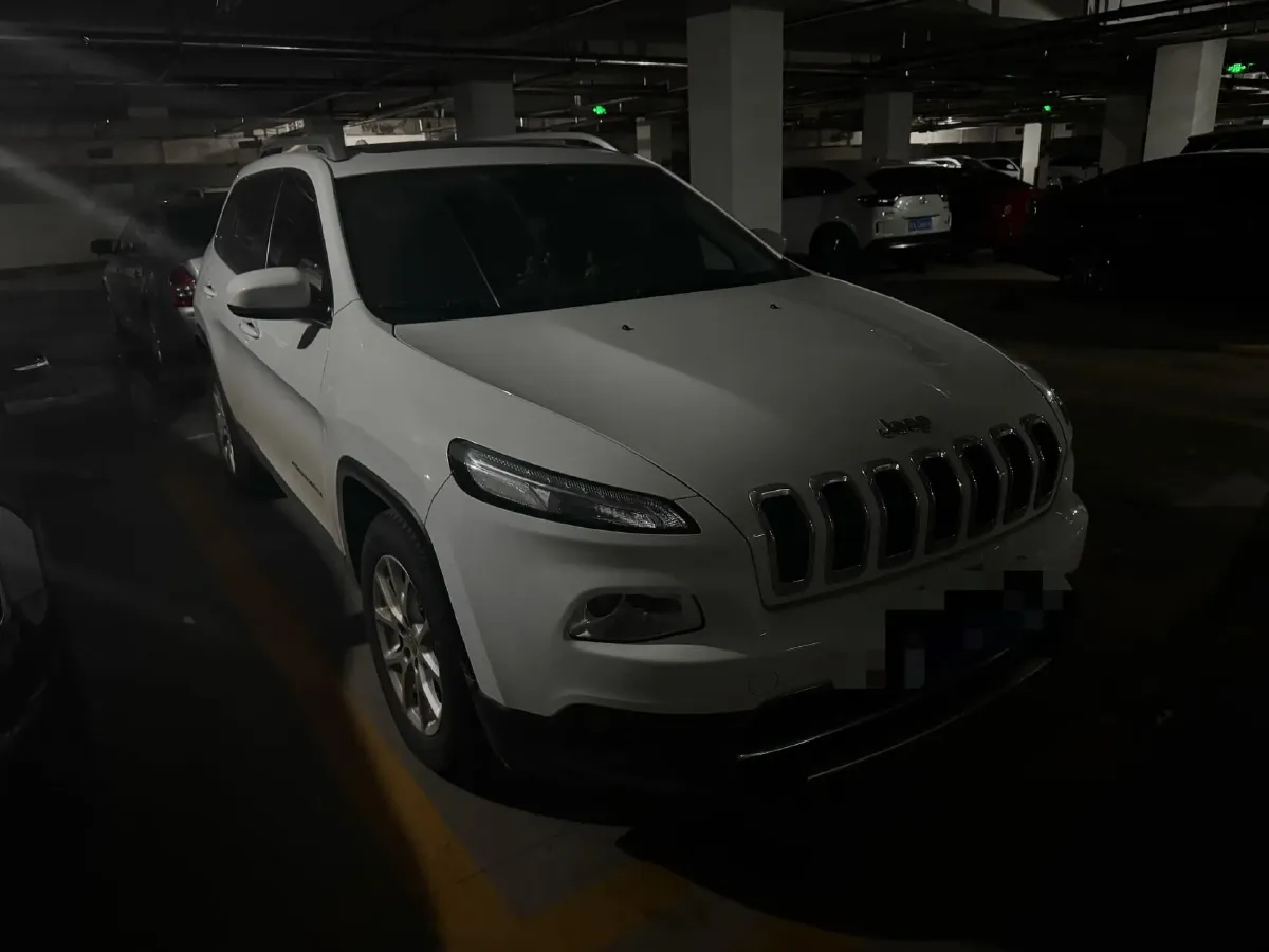 2017 Jeep Cherokee 2.0L 155HP L4 9AT,autocango,china used car exporter,china ev exporter,chinese used car exporter,chinese used ev exporter