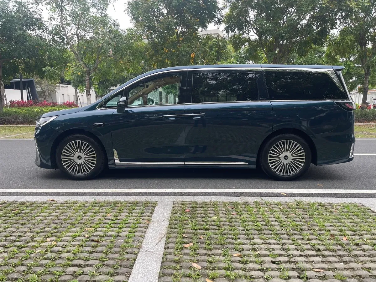 2025 Voyah Dream 1.5T 150HP L4 PHEV 41.7KWH,autocango,china used car exporter,china ev exporter,chinese used car exporter,chinese used ev exporter