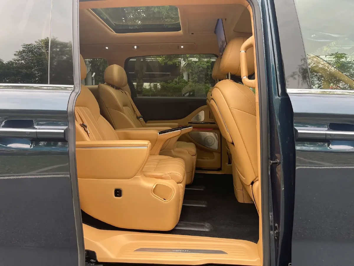 2025 Voyah Dream 1.5T 150HP L4 PHEV 41.7KWH,autocango,china used car exporter,china ev exporter,chinese used car exporter,chinese used ev exporter