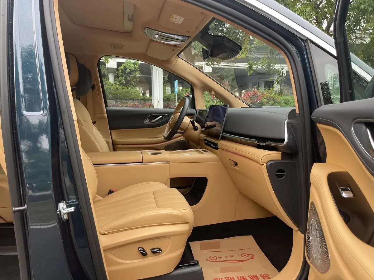 2025 Voyah Dream 1.5T 150HP L4 PHEV 41.7KWH,autocango,china used car exporter,china ev exporter,chinese used car exporter,chinese used ev exporter