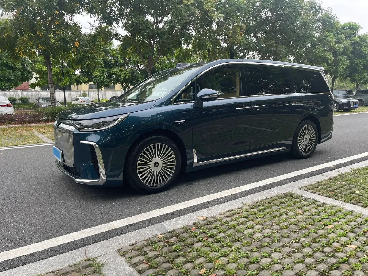 2025 Voyah Dream 1.5T 150HP L4 PHEV 41.7KWH,autocango,china used car exporter,china ev exporter,chinese used car exporter,chinese used ev exporter