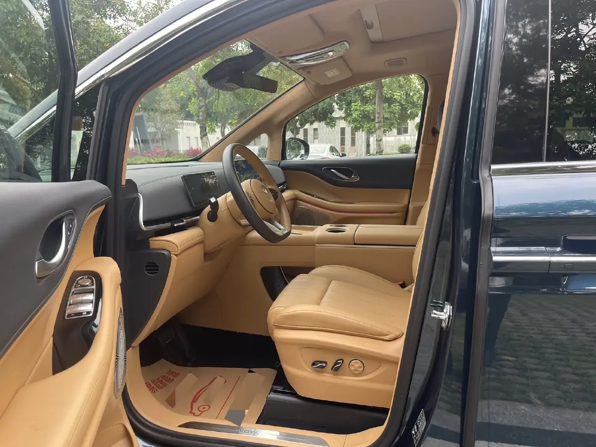 2025 Voyah Dream 1.5T 150HP L4 PHEV 41.7KWH,autocango,china used car exporter,china ev exporter,chinese used car exporter,chinese used ev exporter