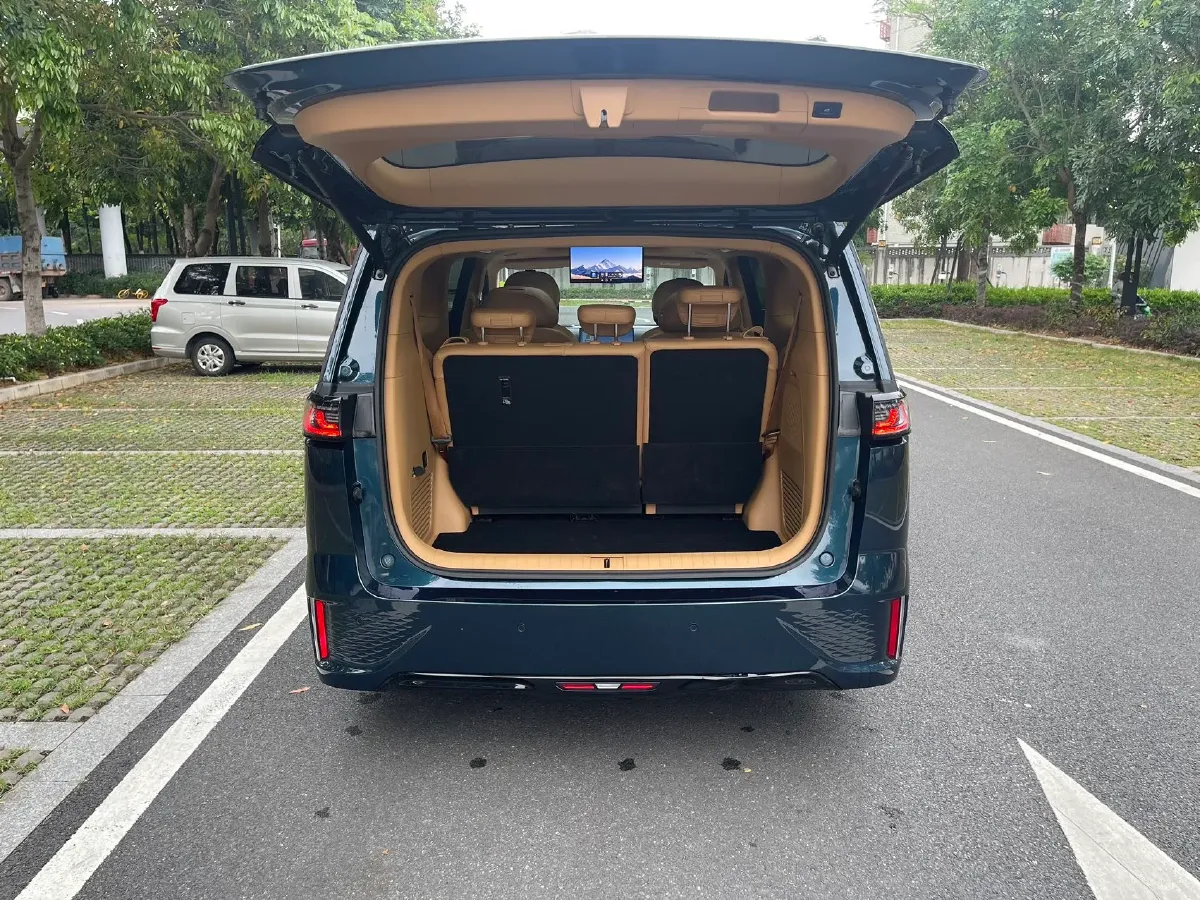 2025 Voyah Dream 1.5T 150HP L4 PHEV 41.7KWH,autocango,china used car exporter,china ev exporter,chinese used car exporter,chinese used ev exporter