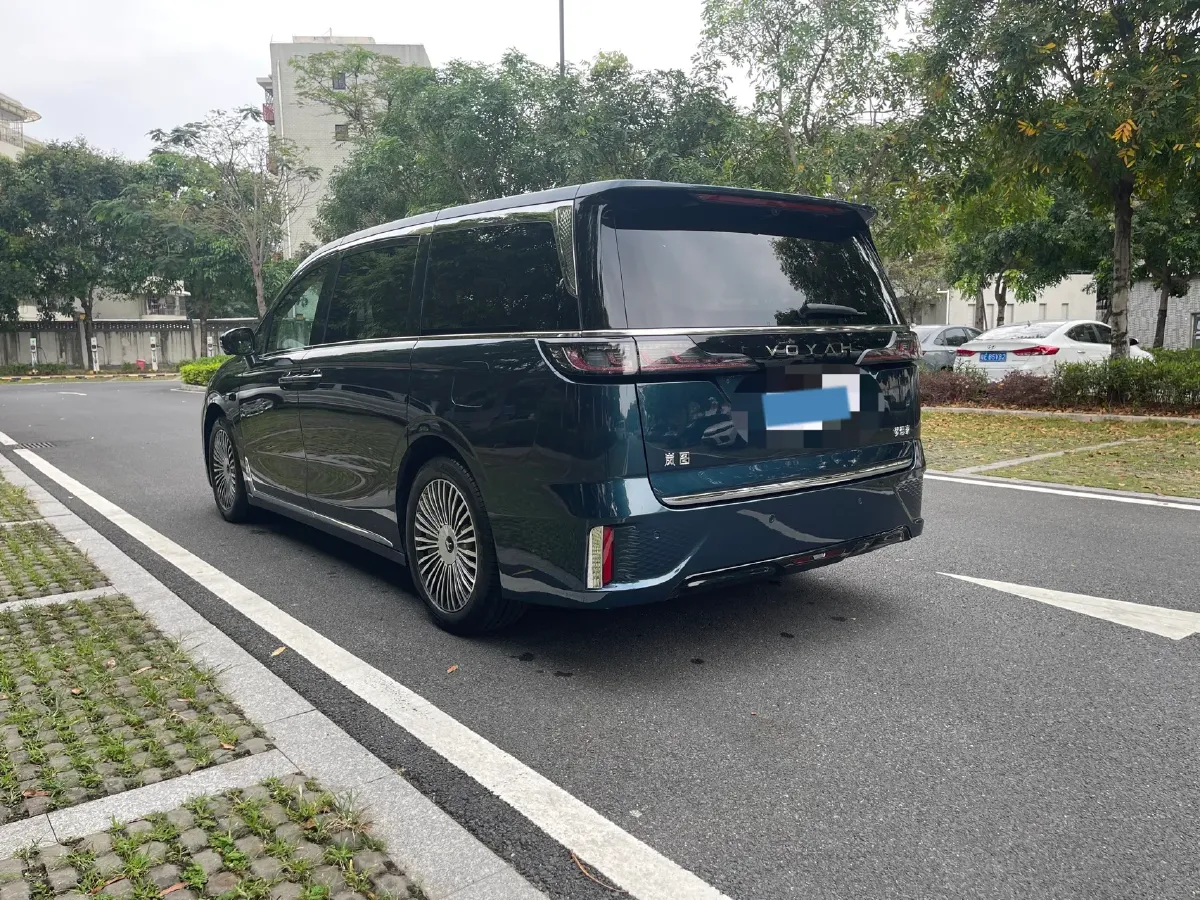 2025 Voyah Dream 1.5T 150HP L4 PHEV 41.7KWH,autocango,china used car exporter,china ev exporter,chinese used car exporter,chinese used ev exporter