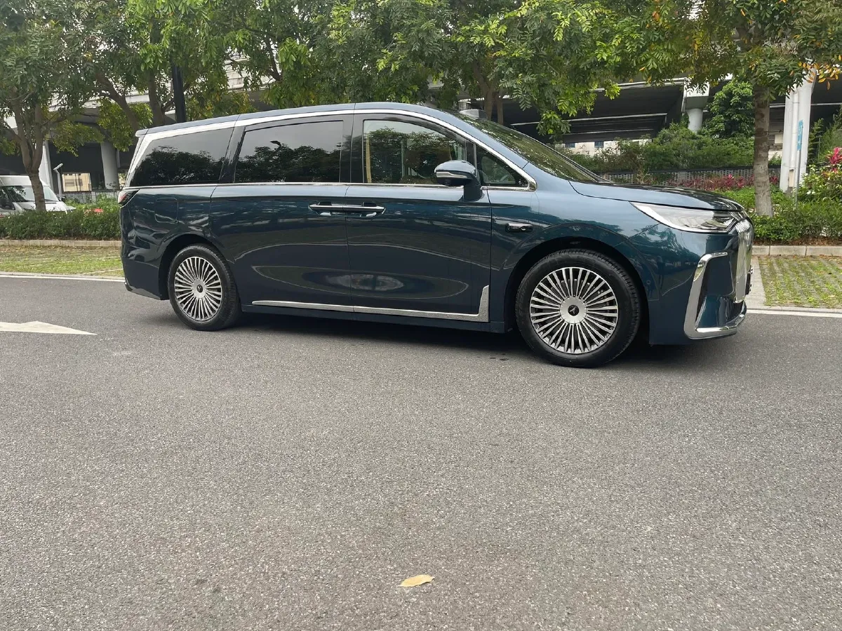 2025 Voyah Dream 1.5T 150HP L4 PHEV 41.7KWH,autocango,china used car exporter,china ev exporter,chinese used car exporter,chinese used ev exporter