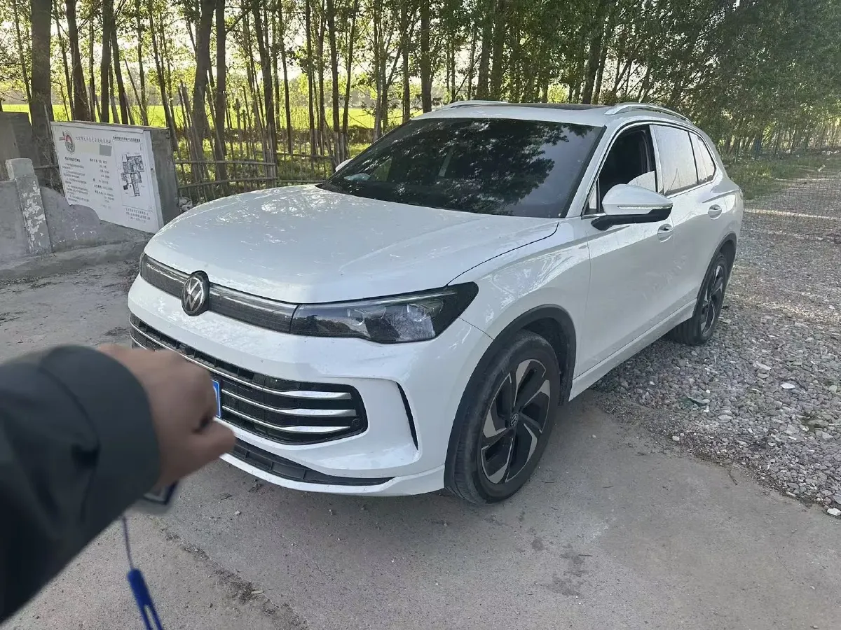 2024 Volkswagen Tiguan L 2.0T 186HP L4 7DCT,autocango,china used car exporter,china ev exporter,chinese used car exporter,chinese used ev exporter