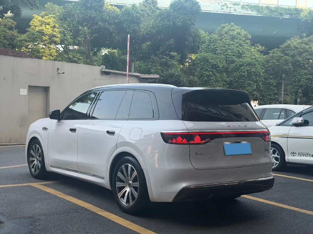 2025 AITO AITO M8 REEV 160HP REEV 53.4KWH,autocango,china used car exporter,china ev exporter,chinese used car exporter,chinese used ev exporter