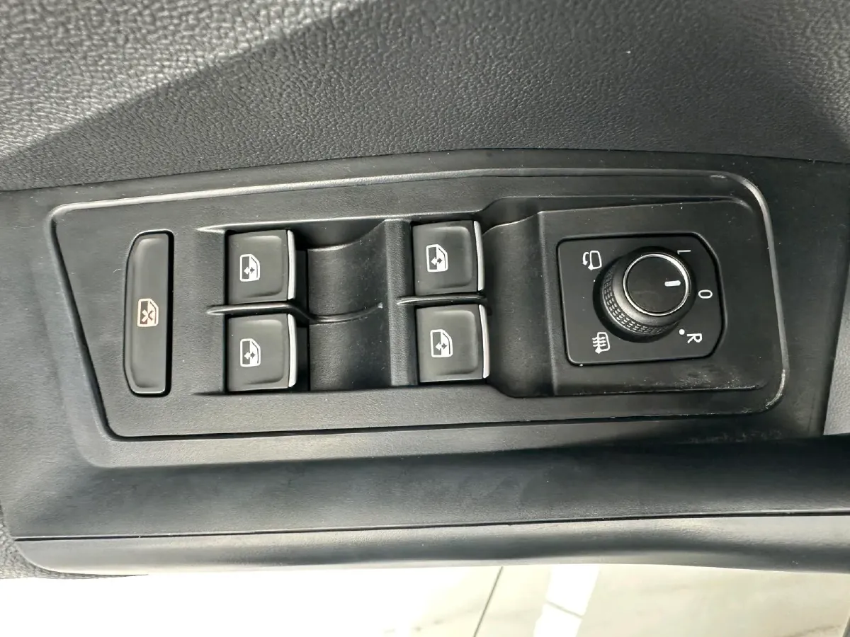 2021 Volkswagen T-Roc 1.4T 150HP L4 7DCT,autocango,china used car exporter,china ev exporter,chinese used car exporter,chinese used ev exporter