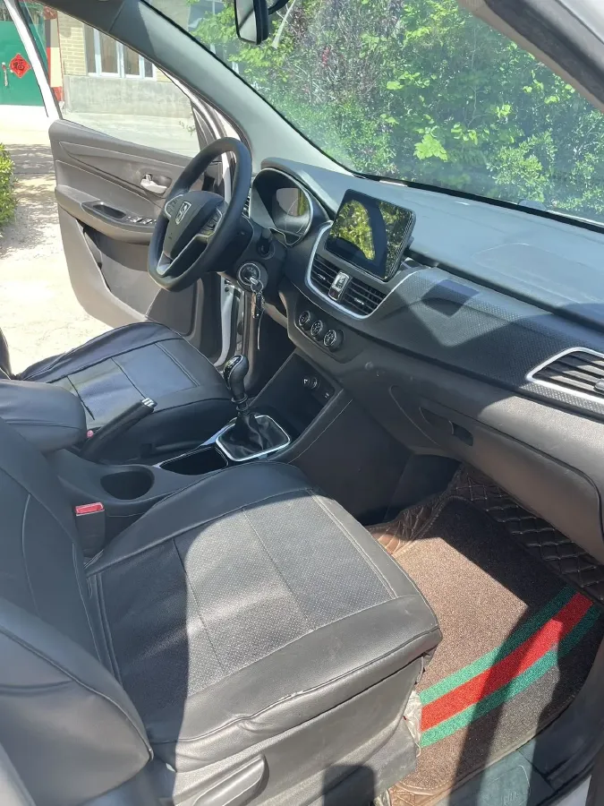 2021 BaoJun 730 1.5L 105HP L4 6MT,autocango,china used car exporter,china ev exporter,chinese used car exporter,chinese used ev exporter