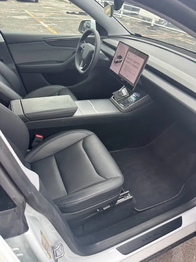 2025 Tesla Model Y BEV 62.5KWH,autocango,china used car exporter,china ev exporter,chinese used car exporter,chinese used ev exporter