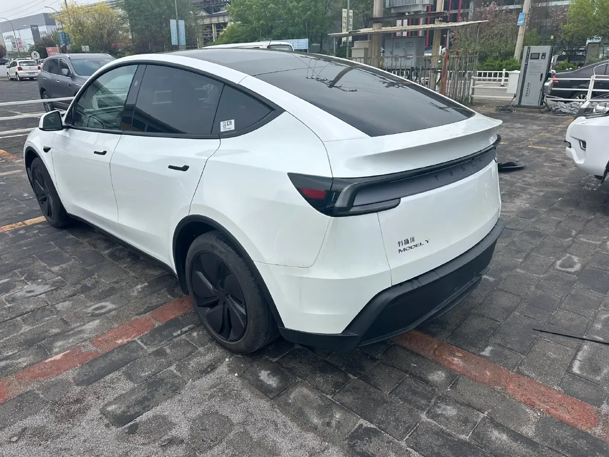 2025 Tesla Model Y BEV 62.5KWH,autocango,china used car exporter,china ev exporter,chinese used car exporter,chinese used ev exporter