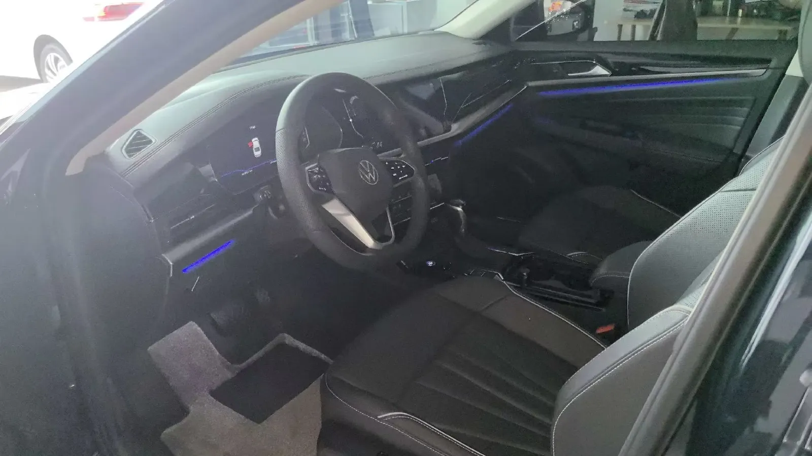 2024 Volkswagen Passat 2.0T 220HP L4 7DCT,autocango,china used car exporter,china ev exporter,chinese used car exporter,chinese used ev exporter