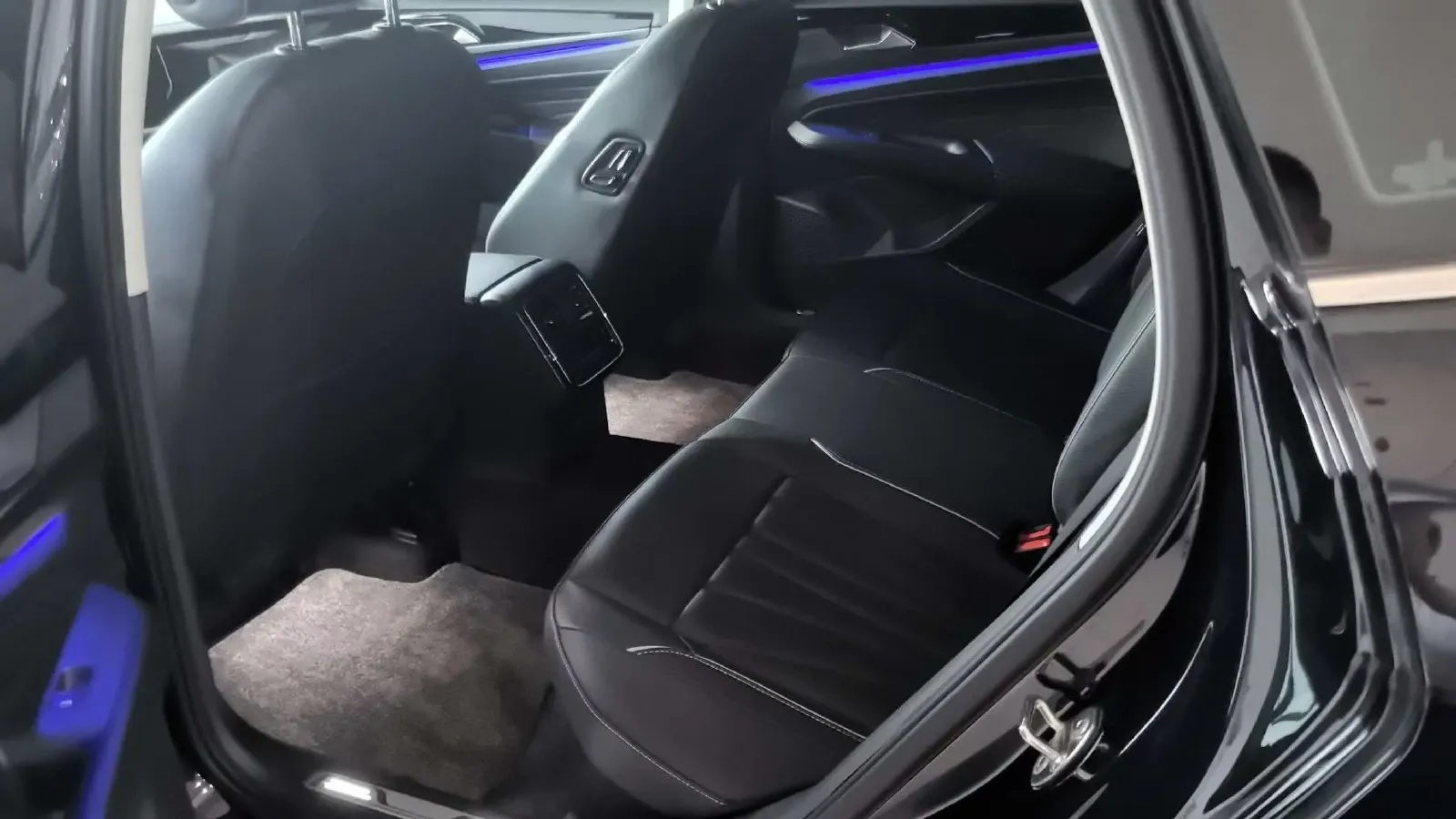 2024 Volkswagen Passat 2.0T 220HP L4 7DCT,autocango,china used car exporter,china ev exporter,chinese used car exporter,chinese used ev exporter