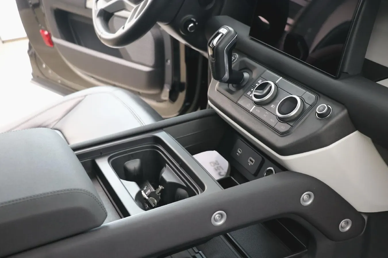 2023 Land Rover Defender 3.0T 400HP L6 8AT,autocango,china used car exporter,china ev exporter,chinese used car exporter,chinese used ev exporter