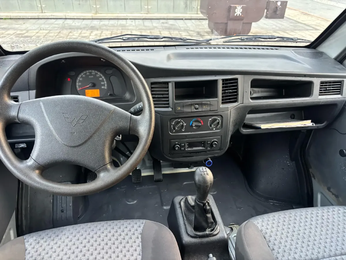 2015 WuLing ZhiGuang 1.2L 82HP L4 5MT,autocango,china used car exporter,china ev exporter,chinese used car exporter,chinese used ev exporter