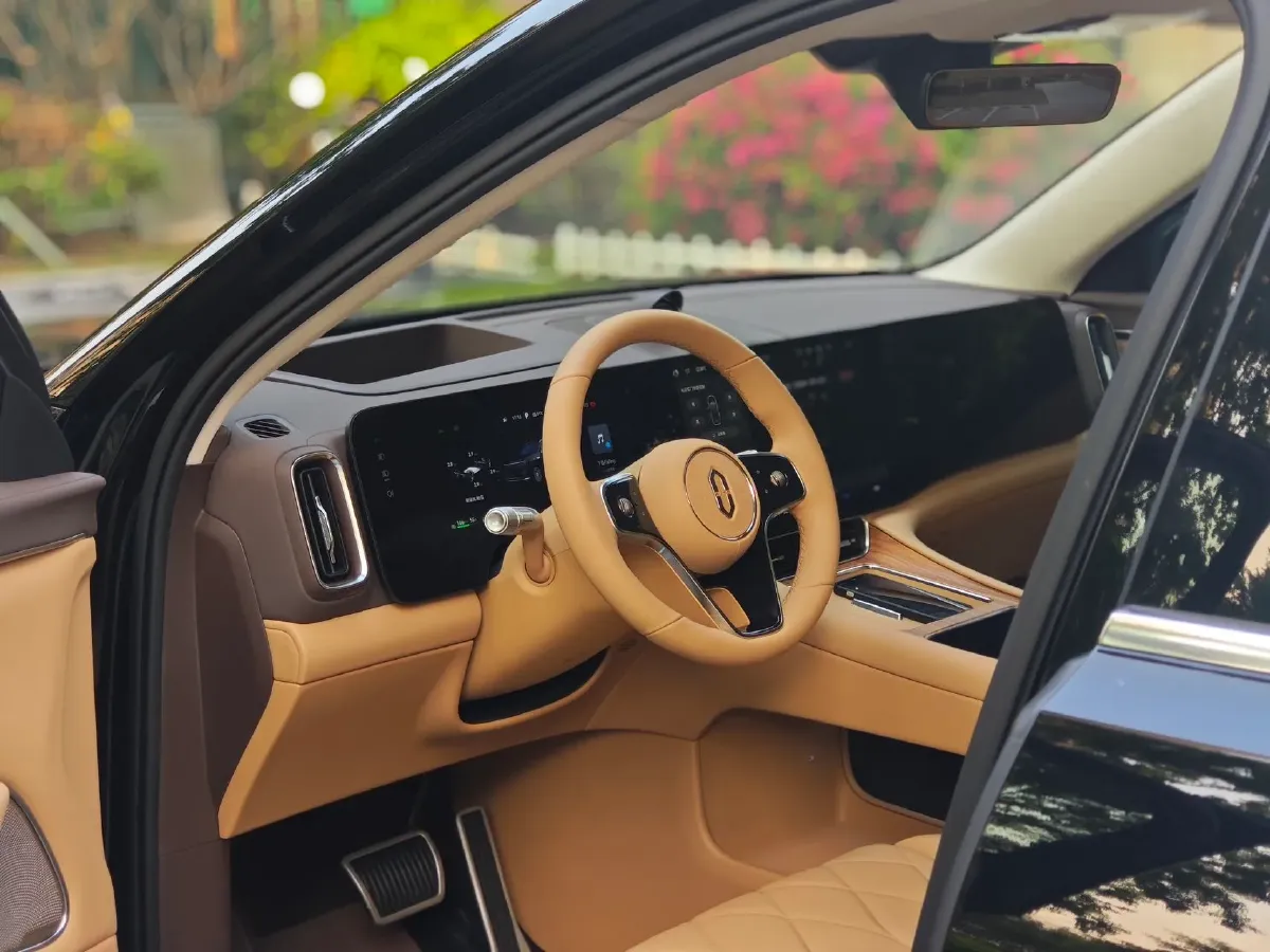 2025 AITO AITO M8 REEV 160HP REEV 53.4KWH,autocango,china used car exporter,china ev exporter,chinese used car exporter,chinese used ev exporter