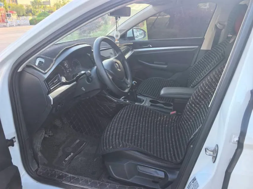 2019 MAXUS XinTu V80 2.5T 136HP L4 6MT,autocango,china used car exporter,china ev exporter,chinese used car exporter,chinese used ev exporter