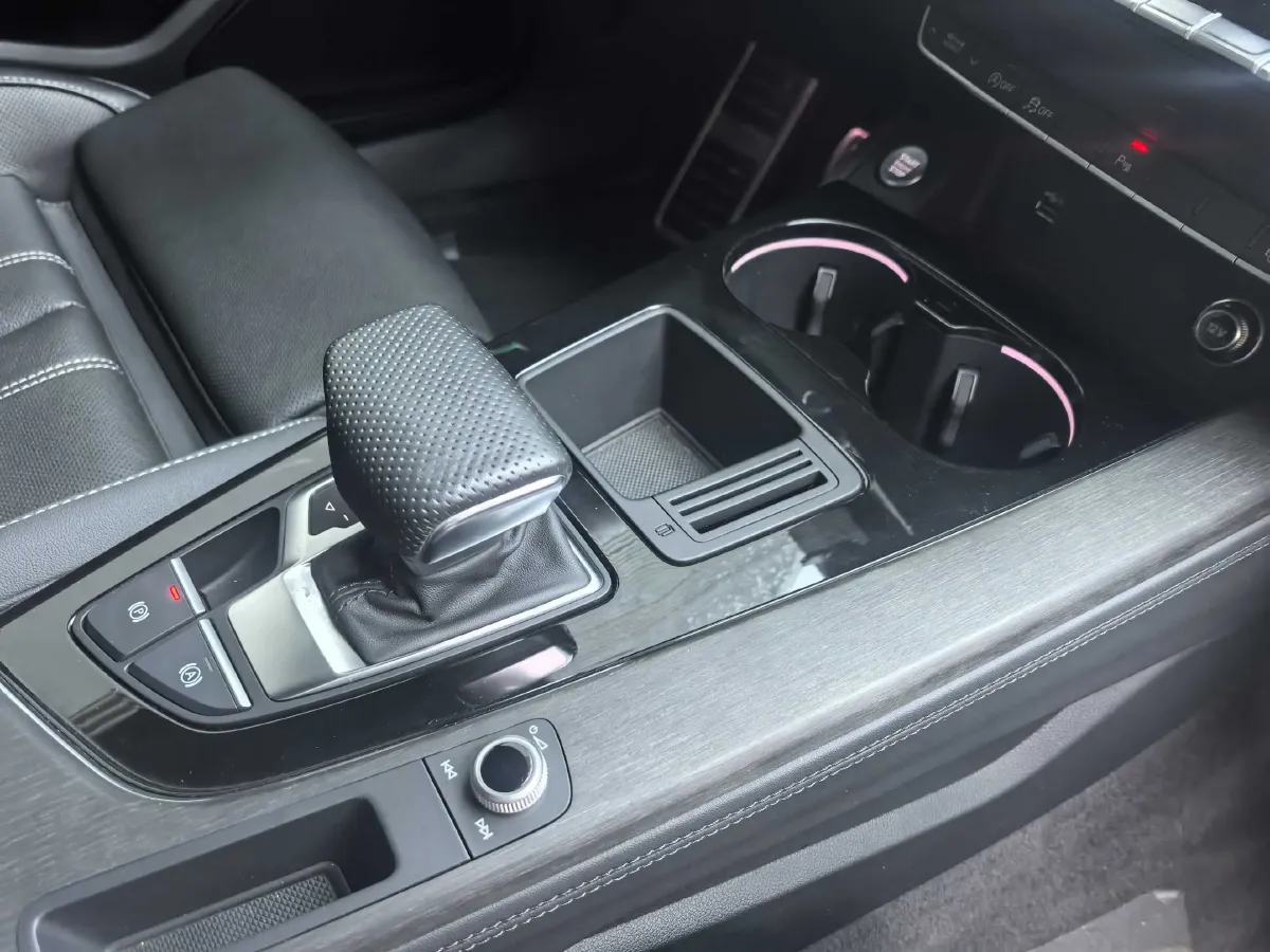 2023 Audi A4L 2.0T 190HP L4 7DCT,autocango,china used car exporter,china ev exporter,chinese used car exporter,chinese used ev exporter