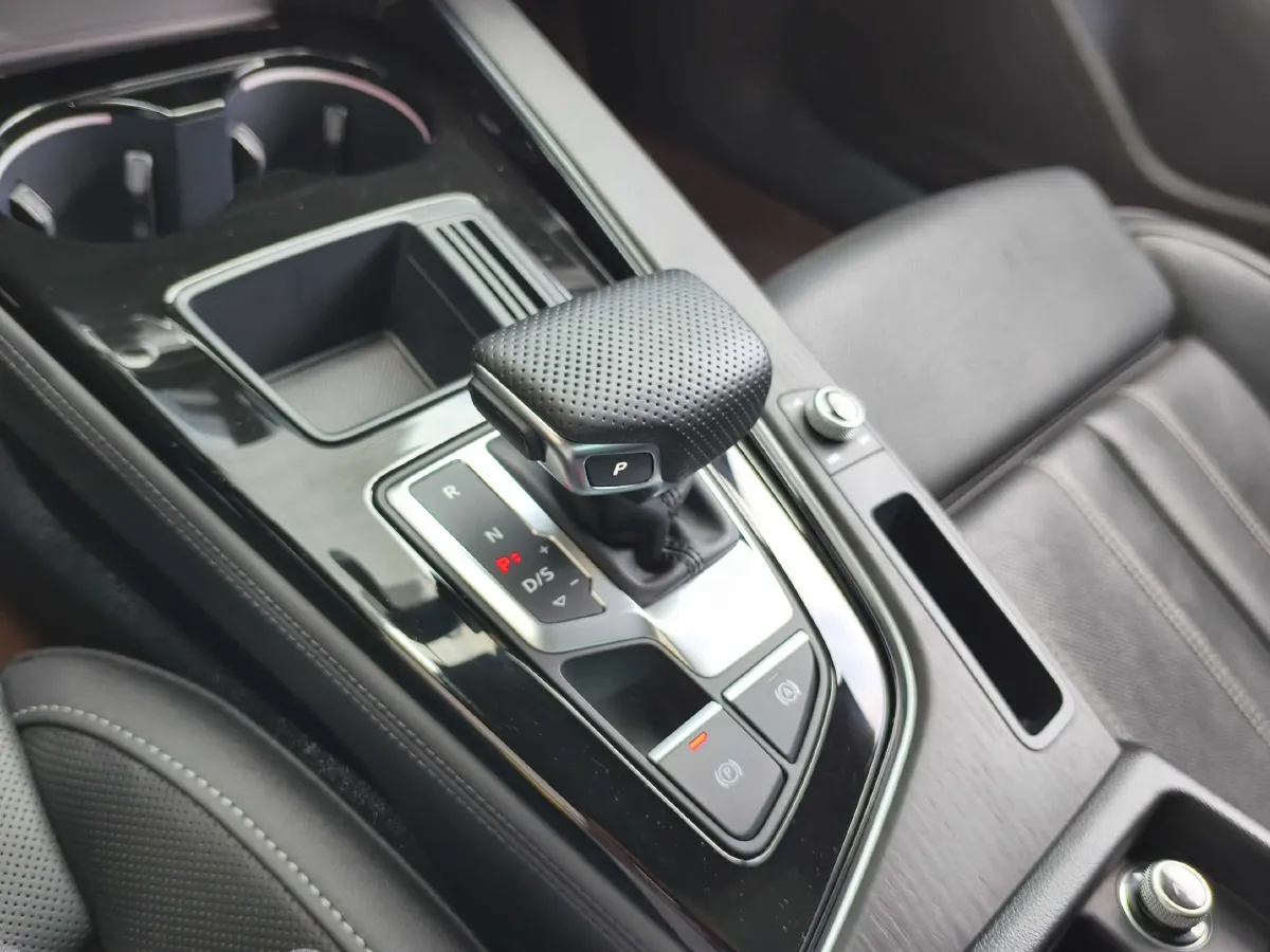 2024 Audi A4L 2.0T 190HP L4 7DCT,autocango,china used car exporter,china ev exporter,chinese used car exporter,chinese used ev exporter