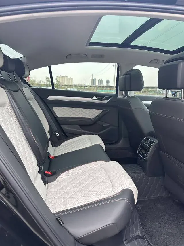 2025 Volkswagen Magotan 2.0T 186HP L4 7DCT,autocango,china used car exporter,china ev exporter,chinese used car exporter,chinese used ev exporter