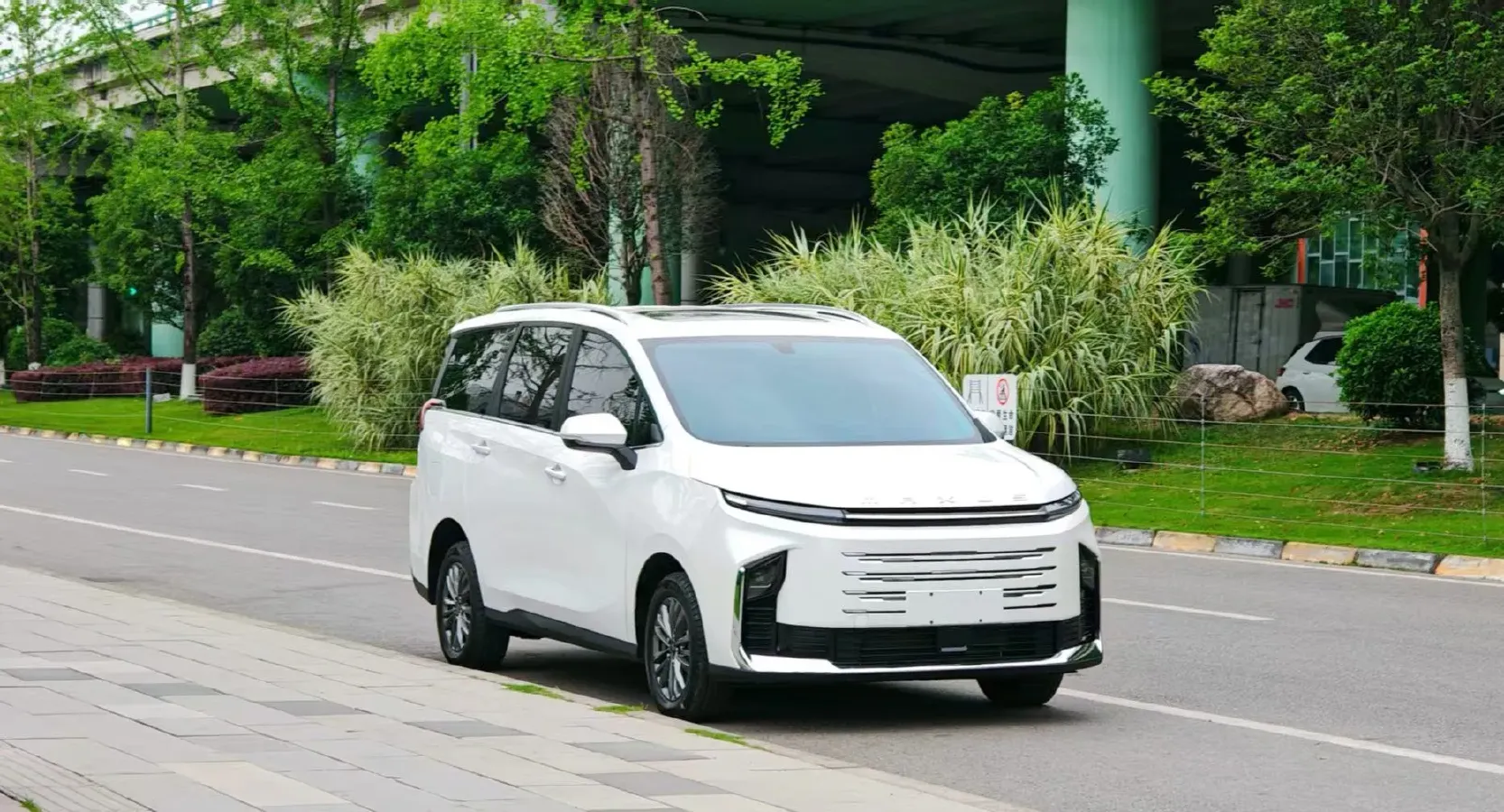 2025 MAXUS G50 PHEV 1.5L 98HP L4 1DHT PHEV 18.65KWH,autocango,china used car exporter,china ev exporter,chinese used car exporter,chinese used ev exporter