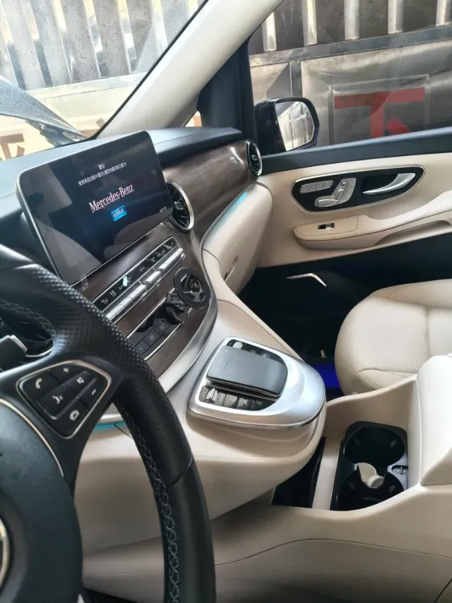 2021 Mercedes-Benz V Class 2.0T 211HP L4 9AT,autocango,china used car exporter,china ev exporter,chinese used car exporter,chinese used ev exporter