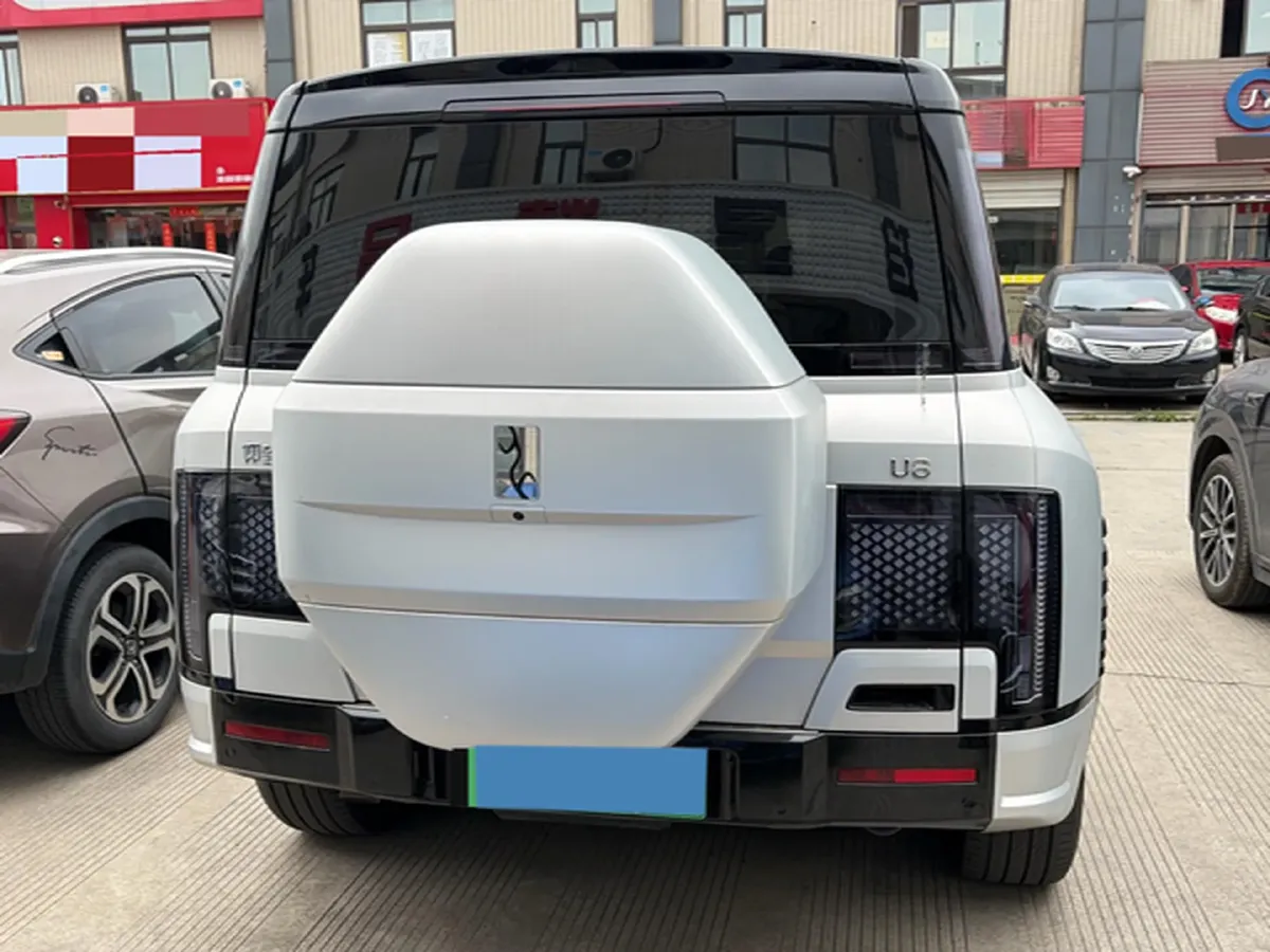 2023 YangWang U8 2.0T 272HP L4 REEV 49.05KWH,autocango,china used car exporter,china ev exporter,chinese used car exporter,chinese used ev exporter