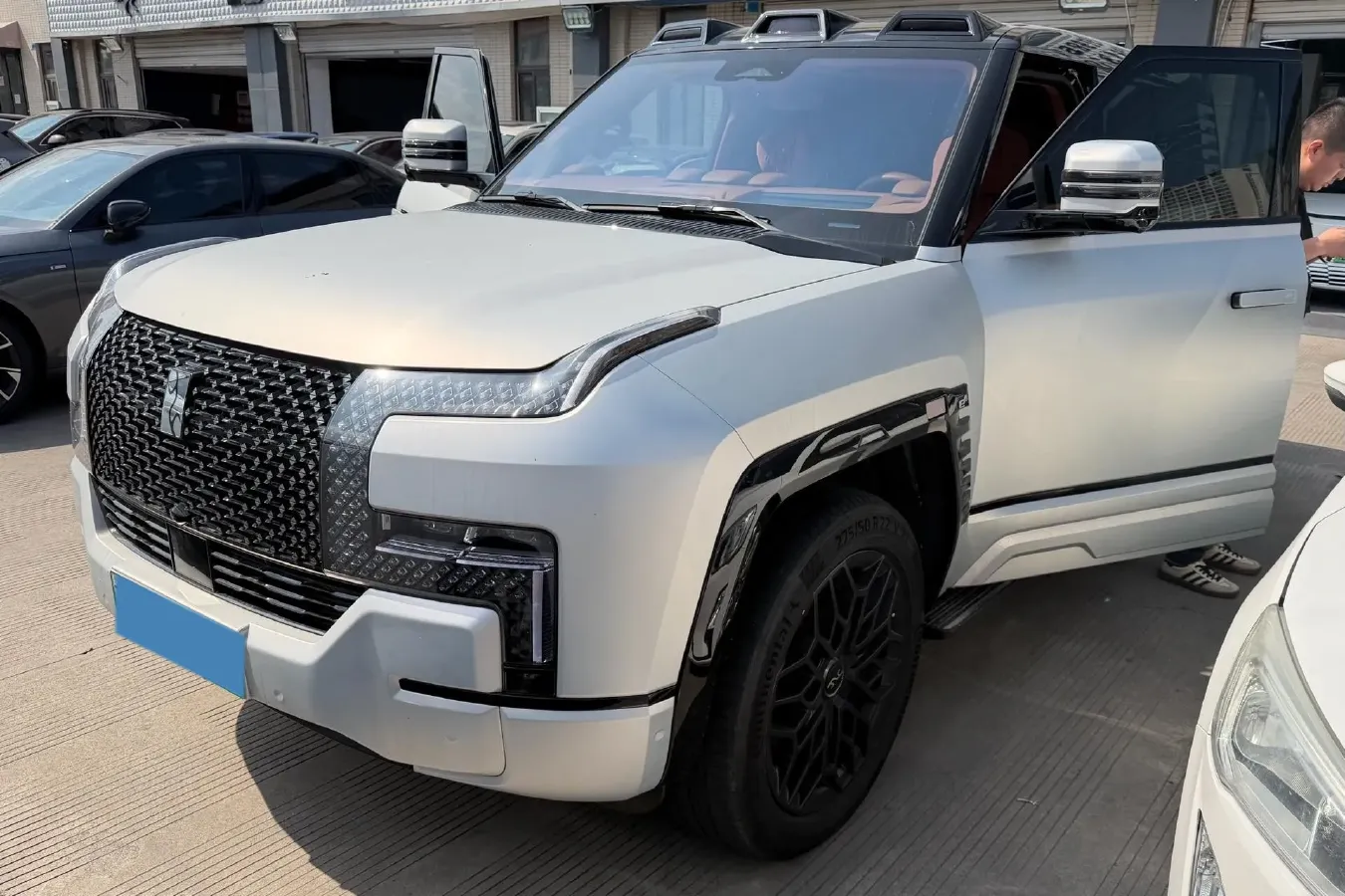 2023 YangWang U8 2.0T 272HP L4 REEV 49.05KWH,autocango,china used car exporter,china ev exporter,chinese used car exporter,chinese used ev exporter